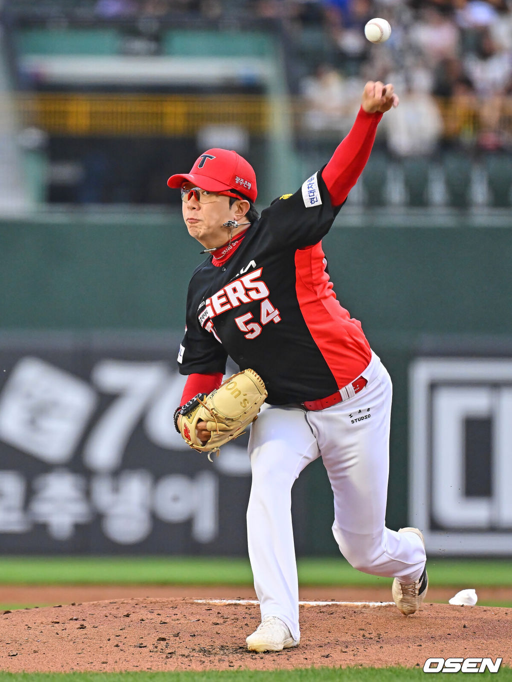 9일 부산 사직야구장에서 2026 신한 SOL KBO 리그 롯데 자이언츠와 KIA 타이거즈의 경기가 열렸다. 홈팀 롯데는 김진욱이, 방문팀 KIA는 양현종이 선발 출전했다.KIA 타이거즈 선발 투수 양현종이 역투하고 있다. 2026.07.09 / foto0307@osen.co.kr