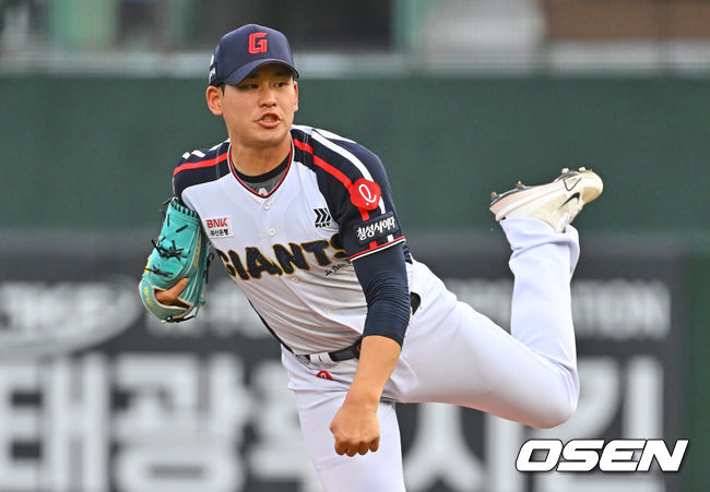 [OSEN=부산, 이석우 기자] 9일 부산 사직야구장에서 2026 신한 SOL KBO 리그 롯데 자이언츠와 KIA 타이거즈의 경기가 열렸다. 홈팀 롯데는 김진욱이, 방문팀 KIA는 양현종이 선발 출전했다.롯데 자이언츠 선발 투수 김진욱이 역투하고 있다. 2026.07.09 / foto0307@osen.co.kr
