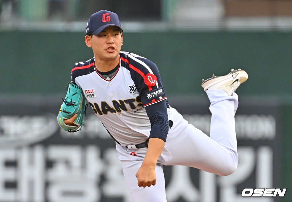 9일 부산 사직야구장에서 2026 신한 SOL KBO 리그 롯데 자이언츠와 KIA 타이거즈의 경기가 열렸다. 홈팀 롯데는 김진욱이, 방문팀 KIA는 양현종이 선발 출전했다.롯데 자이언츠 선발 투수 김진욱이 역투하고 있다. 2026.07.09 / foto0307@osen.co.kr