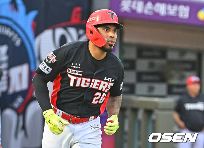 [OSEN=부산, 이석우 기자] 9일 부산 사직야구장에서 2026 신한 SOL KBO 리그 롯데 자이언츠와 KIA 타이거즈의 경기가 열렸다. 홈팀 롯데는 김진욱이, 방문팀 KIA는 양현종이 선발 출전했다.KIA 타이거즈 카스트로가 2회초 우월 솔로 홈런을 치고 그라운드를 돌고 있다. 2026.07.09 / foto0307@osen.co.kr