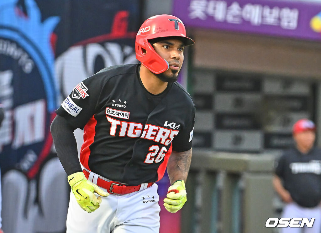 9일 부산 사직야구장에서 2026 신한 SOL KBO 리그 롯데 자이언츠와 KIA 타이거즈의 경기가 열렸다. 홈팀 롯데는 김진욱이, 방문팀 KIA는 양현종이 선발 출전했다.KIA 타이거즈 카스트로가 2회초 우월 솔로 홈런을 치고 그라운드를 돌고 있다. 2026.07.09 / foto0307@osen.co.kr