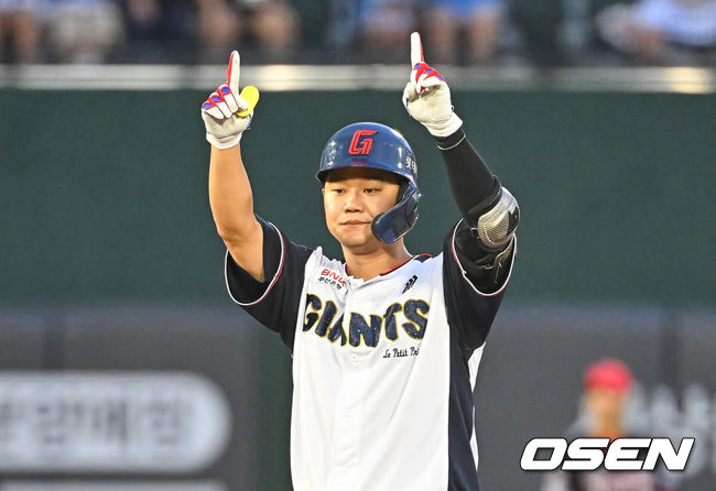 [OSEN=부산, 이석우 기자] 9일 부산 사직야구장에서 2026 신한 SOL KBO 리그 롯데 자이언츠와 KIA 타이거즈의 경기가 열렸다. 홈팀 롯데는 김진욱이, 방문팀 KIA는 양현종이 선발 출전했다.롯데 자이언츠 손호영이 4회말 2사 2루 우익수 오른쪽 2루타를 치고 세리머니를 하고 있다. 2026.07.09 / foto0307@osen.co.kr