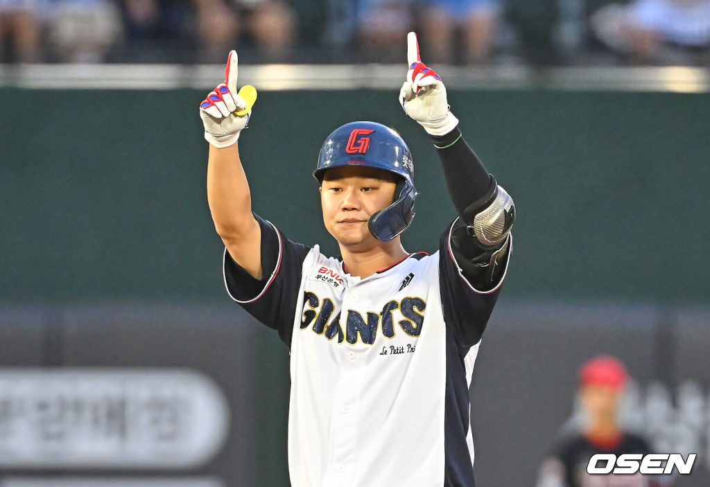 9일 부산 사직야구장에서 2026 신한 SOL KBO 리그 롯데 자이언츠와 KIA 타이거즈의 경기가 열렸다. 홈팀 롯데는 김진욱이, 방문팀 KIA는 양현종이 선발 출전했다.롯데 자이언츠 손호영이 4회말 2사 2루 우익수 오른쪽 2루타를 치고 세리머니를 하고 있다. 2026.07.09 / foto0307@osen.co.kr