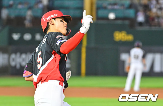 [OSEN=부산, 이석우 기자] 9일 부산 사직야구장에서 2026 신한 SOL KBO 리그 롯데 자이언츠와 KIA 타이거즈의 경기가 열렸다. 홈팀 롯데는 김진욱이, 방문팀 KIA는 양현종이 선발 출전했다.KIA 타이거즈 김도영이 6회초 좌월 솔로 홈런을 치고 세리머니를 하고 있다. 2026.07.09 / foto0307@osen.co.kr