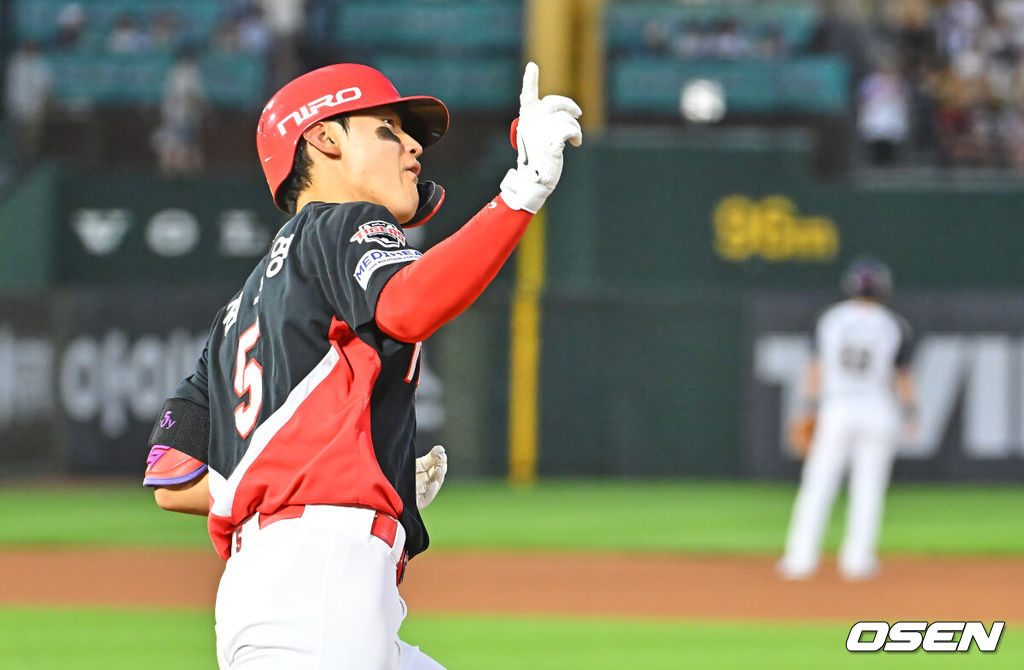 9일 부산 사직야구장에서 2026 신한 SOL KBO 리그 롯데 자이언츠와 KIA 타이거즈의 경기가 열렸다. 홈팀 롯데는 김진욱이, 방문팀 KIA는 양현종이 선발 출전했다.KIA 타이거즈 김도영이 6회초 좌월 솔로 홈런을 치고 세리머니를 하고 있다. 2026.07.09 / foto0307@osen.co.kr