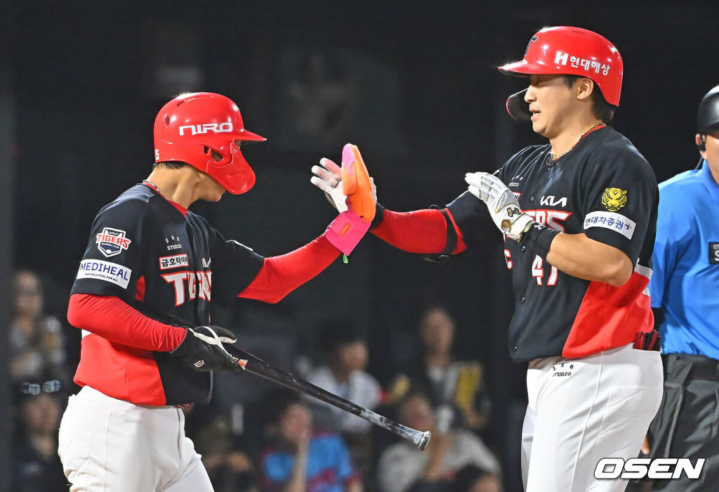 9일 부산 사직야구장에서 2026 신한 SOL KBO 리그 롯데 자이언츠와 KIA 타이거즈의 경기가 열렸다. 홈팀 롯데는 김진욱이, 방문팀 KIA는 양현종이 선발 출전했다.KIA 타이거즈 나성범이 8회초 1사 2루 좌월 2점 홈런을 치고 하이파이브를 하고 있다. 2026.07.09 / foto0307@osen.co.kr