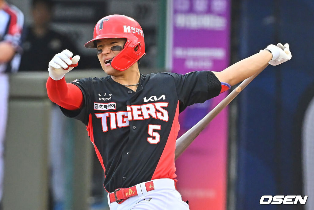 9일 부산 사직야구장에서 2026 신한 SOL KBO 리그 롯데 자이언츠와 KIA 타이거즈의 경기가 열렸다. 홈팀 롯데는 김진욱이, 방문팀 KIA는 양현종이 선발 출전했다.3회초 2사 2루 중견수 앞 1타점 안타를 친 KIA 타이거즈 김도영이 힘찬 타격을 하고 있다. 2026.07.09 / foto0307@osen.co.kr