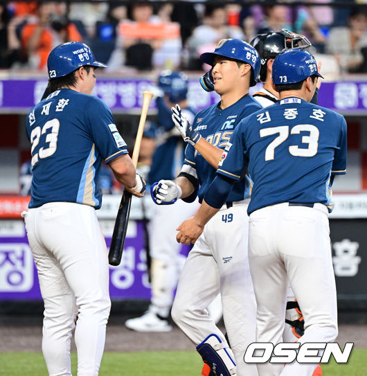 [OSEN=대전, 지형준 기자] 7일 대전 한화생명 볼파크에서 2026 신한 SOL KBO리그 한화 이글스와 NC 다이노스의 경기가 열렸다.이날 한화는 박준영, NC는 커티스 테일러가 선발로 나섰다.4회초 1사 1,2루에서 NC 고준휘가 선제 우월 스리런포를 날리며 천재환과 기뻐하고 있다. 2026.07.07 / jpnews@osen.co.kr