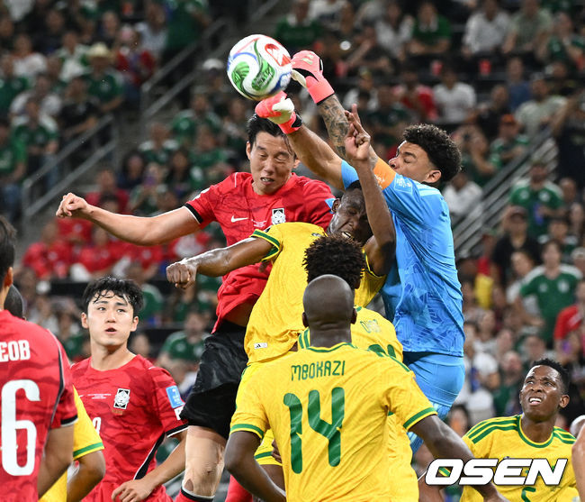 [OSEN=몬테레이(멕시코), 이대선 기자] 홍명보 감독이 이끄는 대한민국 축구대표팀은 25일(이하 한국시간) 오전 10시 멕시코 몬테레이 스타디움에서 개최된 2026 국제축구연맹(FIFA) 북중미 월드컵 조별리그 A조 최종전에서 남아프리카공화국에게 0-1 충격패를 당했다.&nbsp;1승2패가 된 한국은 A조 3위로 밀리며 32강 자력진출에 실패했다. 한국은 나머지 조들의 상황을 따져보고 32강에 진출할 가능성은 남아있다. 1승1무1패의 남아공이 2위로 32강 진출을 확정지었다.&nbsp;후반 대한민국 이한범이 헤더를 시도하고 있다. 2026.06.25 /sunday@osen.co.kr