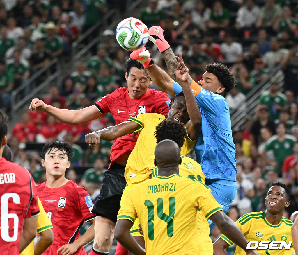 홍명보 감독이 이끄는 대한민국 축구대표팀은 25일(이하 한국시간) 오전 10시 멕시코 몬테레이 스타디움에서 개최된 2026 국제축구연맹(FIFA) 북중미 월드컵 조별리그 A조 최종전에서 남아프리카공화국에게 0-1 충격패를 당했다. 1승2패가 된 한국은 A조 3위로 밀리며 32강 자력진출에 실패했다. 한국은 나머지 조들의 상황을 따져보고 32강에 진출할 가능성은 남아있다. 1승1무1패의 남아공이 2위로 32강 진출을 확정지었다. 후반 대한민국 이한범이 헤더를 시도하고 있다. 2026.06.25 /sunday@osen.co.kr
