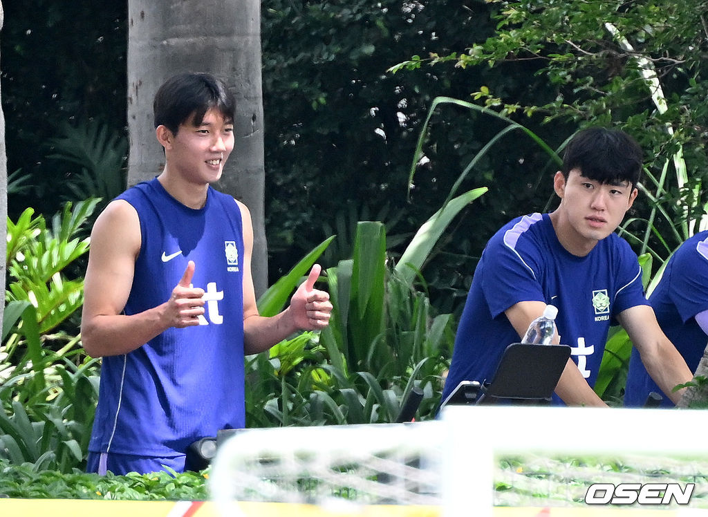 홍명보 감독이 이끄는 대한민국 축구국가대표팀이 20일(한국시각) 멕시코 과달라하라 인근 사포판의 치바스 베르데 바예에서 훈련을 진행했다.한국은 1승 1패, 승점 3으로 멕시코(승점 6)에 이어 조 2위가 됐다. 체코와 남아프리카공화국이 나란히 승점 1에 머물러 있는 만큼 한국은 남아공과 최종전에서 무승부만 거둬도 조 2위를 확보할 수 있다.대한민국 이한범, 이기혁이 훈련을 하고 있다. 2026.06.20 /sunday@osen.co.kr