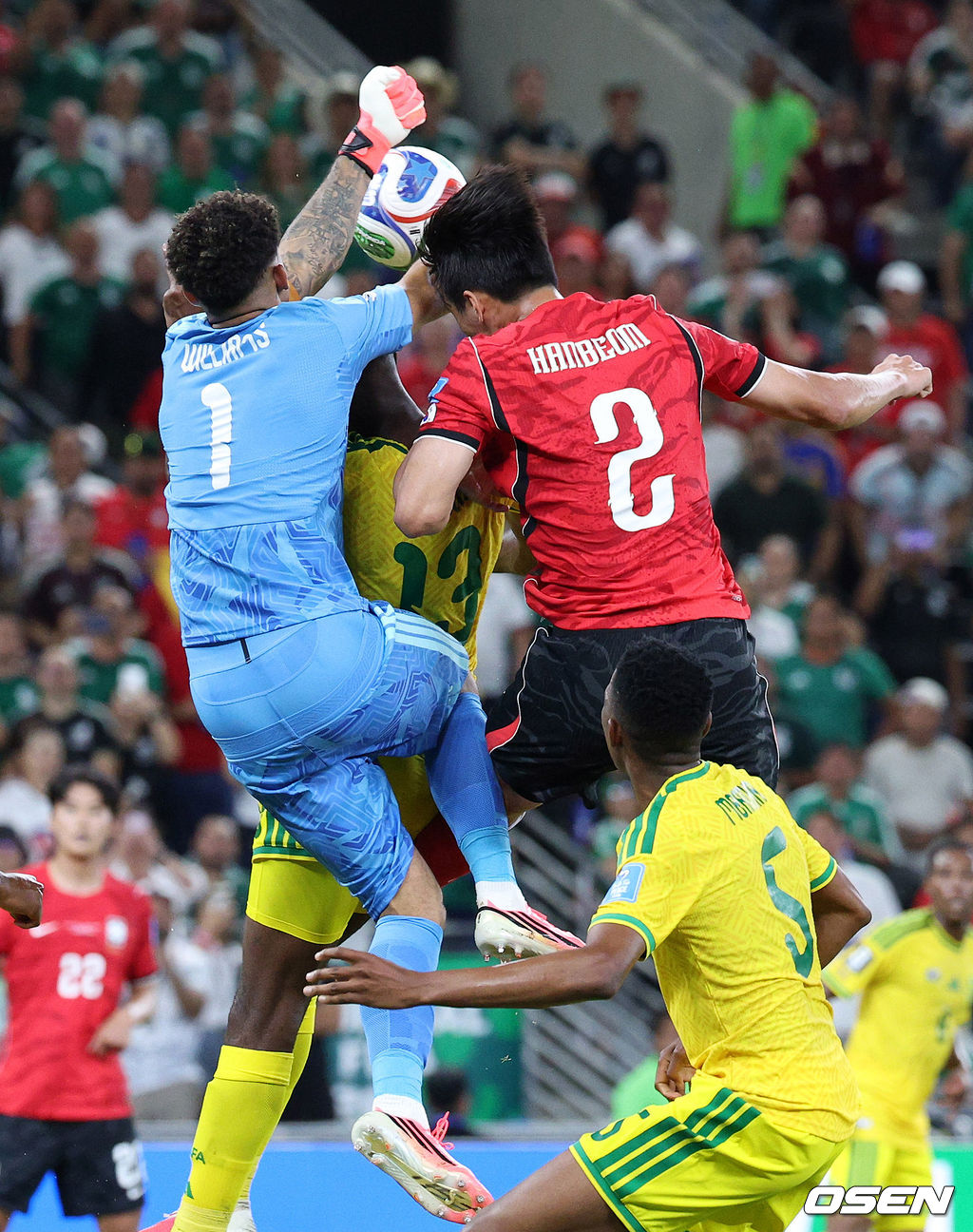 홍명보 감독이 이끄는 대한민국 축구대표팀은 25일(이하 한국시간) 오전 10시 멕시코 몬테레이 스타디움에서 개최된 2026 국제축구연맹(FIFA) 북중미 월드컵 조별리그 A조 최종전에서 남아프리카공화국에게 0-1 충격패를 당했다. 1승2패가 된 한국은 A조 3위로 밀리며 32강 자력진출에 실패했다. 한국은 나머지 조들의 상황을 따져보고 32강에 진출할 가능성은 남아있다.전반 대한민국 이한범이 헤더를 시도하고 있다. 2026.06.25 /sunday@osen.co.kr