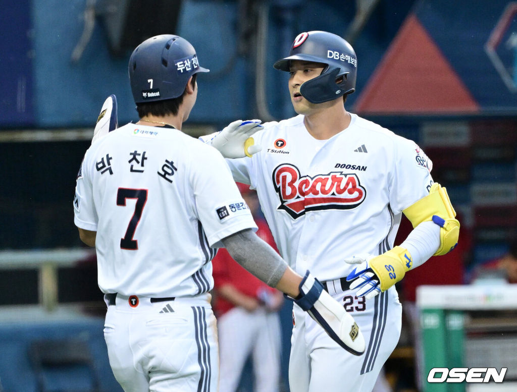 9일 서울 잠실야구장에서 ‘2026 신한 SOL Bank KBO리그’ 두산 베어스와 SSG 랜더스의 경기가 열렸다.홈팀 두산은 잭 로그, 방문팀 SSG는 토마스 해치를 선발로 내세웠다.2회말 2사 2루 상황 두산 강승호가 달아나는 좌월 투런포를 날리고 홈을 밟은 뒤 박찬호와 인사를 나누고 있다. 2026.07.09 / dreamer@osen.co.kr