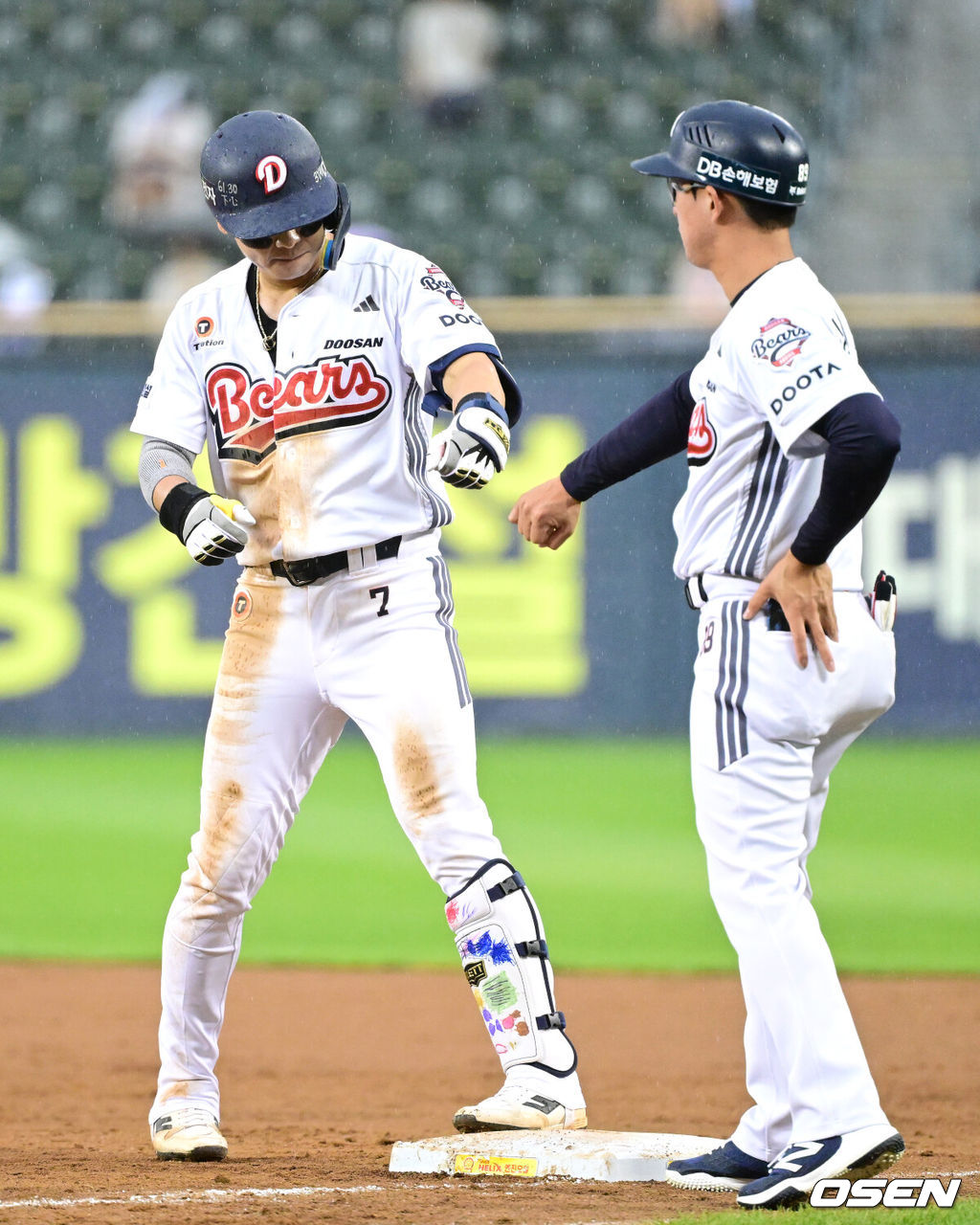 9일 서울 잠실야구장에서 ‘2026 신한 SOL Bank KBO리그’ 두산 베어스와 SSG 랜더스의 경기가 열렸다.홈팀 두산은 잭 로그, 방문팀 SSG는 토마스 해치를 선발로 내세웠다.3회말 1사 만루 상황 두산 박찬호가 달아나는 2타점 적시타를 날리고 1루에 안착해 임재현 코치와 인사를 나누고 있다. 2026.07.09 / dreamer@osen.co.kr