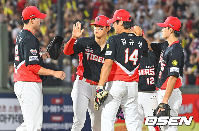 [OSEN=부산, 이석우 기자] 9일 부산 사직야구장에서 2026 신한 SOL KBO 리그 롯데 자이언츠와 KIA 타이거즈의 경기가 열렸다. 홈팀 롯데는 김진욱이, 방문팀 KIA는 양현종이 선발 출전했다.KIA 타이거즈 김도영과 선수들이 롯데 자이언츠에 5-2로 승리한 후 기쁨을 나누고 있다. 2026.07.09 / foto0307@osen.co.kr