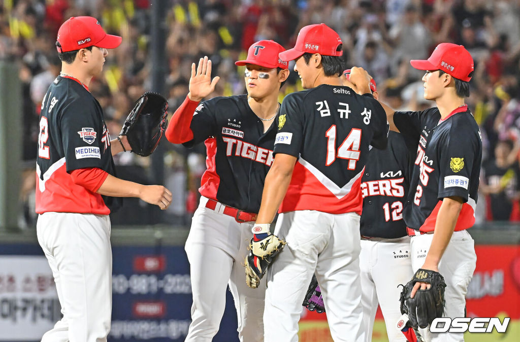 9일 부산 사직야구장에서 2026 신한 SOL KBO 리그 롯데 자이언츠와 KIA 타이거즈의 경기가 열렸다. 홈팀 롯데는 김진욱이, 방문팀 KIA는 양현종이 선발 출전했다.KIA 타이거즈 김도영과 선수들이 롯데 자이언츠에 5-2로 승리한 후 기쁨을 나누고 있다. 2026.07.09 / foto0307@osen.co.kr