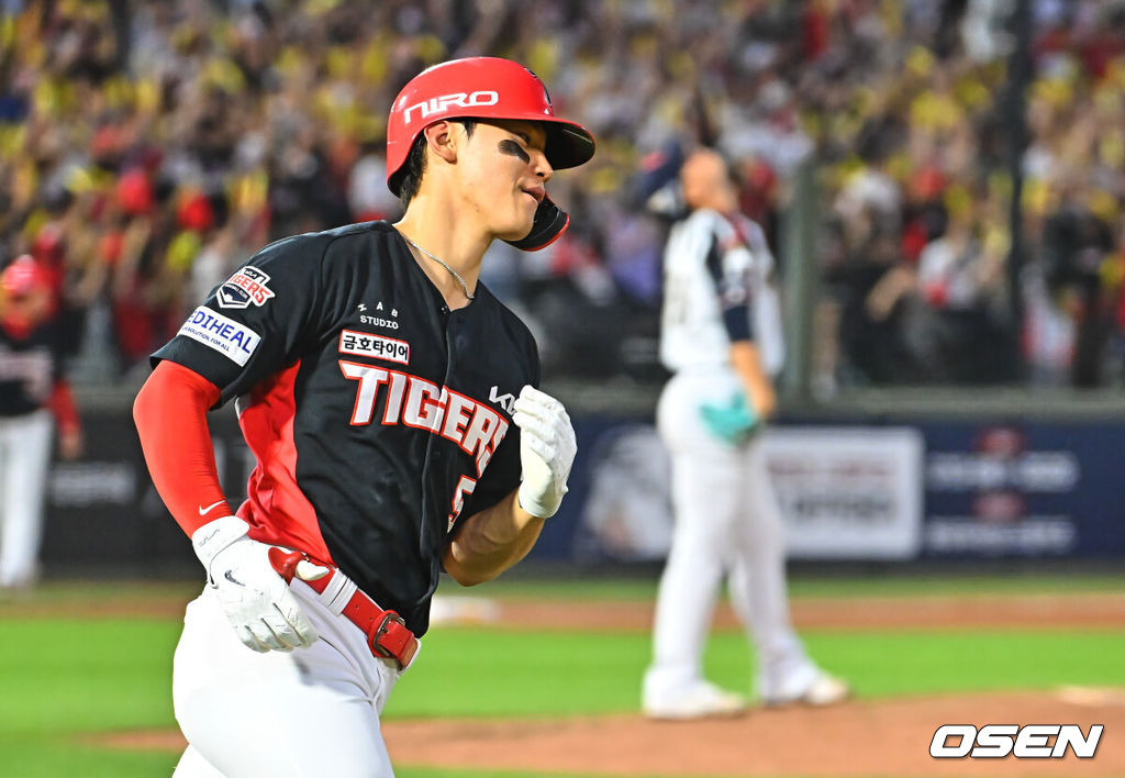 9일 부산 사직야구장에서 2026 신한 SOL KBO 리그 롯데 자이언츠와 KIA 타이거즈의 경기가 열렸다. 홈팀 롯데는 김진욱이, 방문팀 KIA는 양현종이 선발 출전했다.KIA 타이거즈 김도영이 6회초 좌월 솔로 홈런을 치고 그라운드를 돌고 있다. 2026.07.09 / foto0307@osen.co.kr