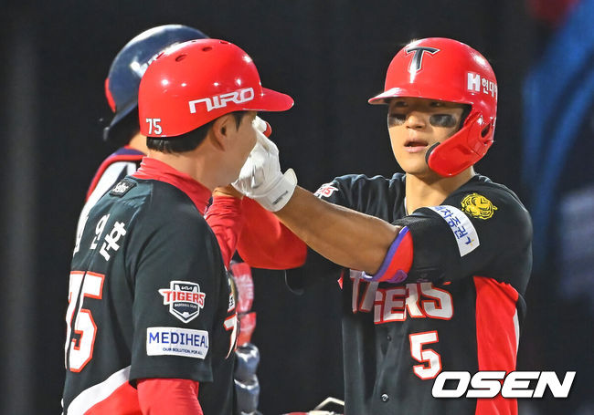 [OSEN=부산, 이석우 기자] 9일 부산 사직야구장에서 2026 신한 SOL KBO 리그 롯데 자이언츠와 KIA 타이거즈의 경기가 열렸다. 홈팀 롯데는 김진욱이, 방문팀 KIA는 양현종이 선발 출전했다.KIA 타이거즈 김도영이 6회초 좌월 솔로 홈런을 치고 하이파이브를 하고 있다. 2026.07.09 / foto0307@osen.co.kr