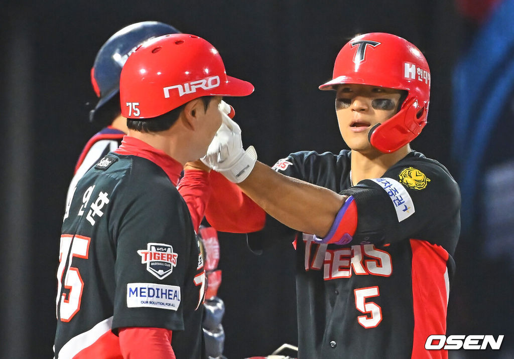 9일 부산 사직야구장에서 2026 신한 SOL KBO 리그 롯데 자이언츠와 KIA 타이거즈의 경기가 열렸다. 홈팀 롯데는 김진욱이, 방문팀 KIA는 양현종이 선발 출전했다.KIA 타이거즈 김도영이 6회초 좌월 솔로 홈런을 치고 하이파이브를 하고 있다. 2026.07.09 / foto0307@osen.co.kr