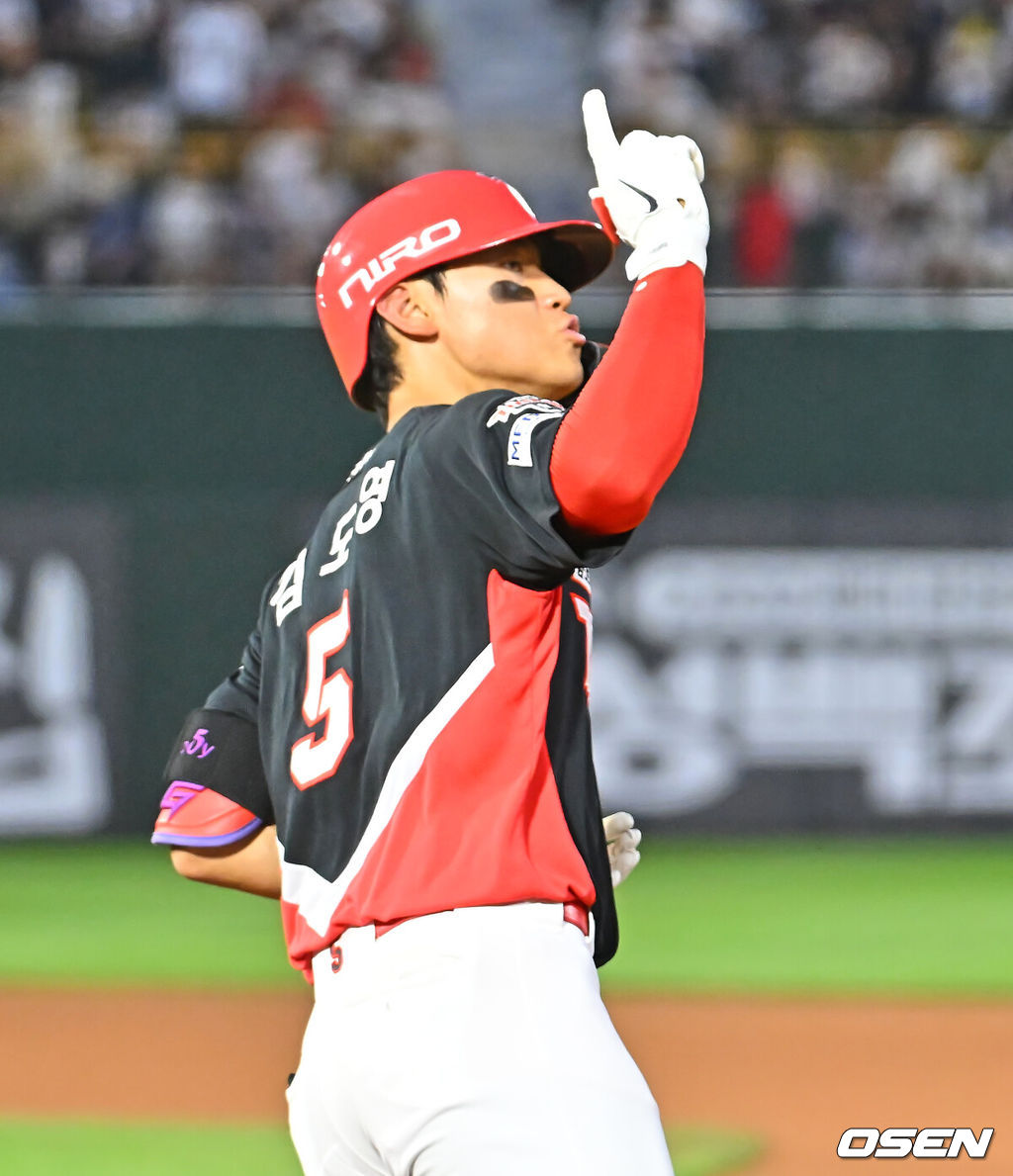 9일 부산 사직야구장에서 2026 신한 SOL KBO 리그 롯데 자이언츠와 KIA 타이거즈의 경기가 열렸다. 홈팀 롯데는 김진욱이, 방문팀 KIA는 양현종이 선발 출전했다.KIA 타이거즈 김도영이 6회초 좌월 솔로 홈런을 치고 세리머니를 하고 있다. 2026.07.09 / foto0307@osen.co.kr