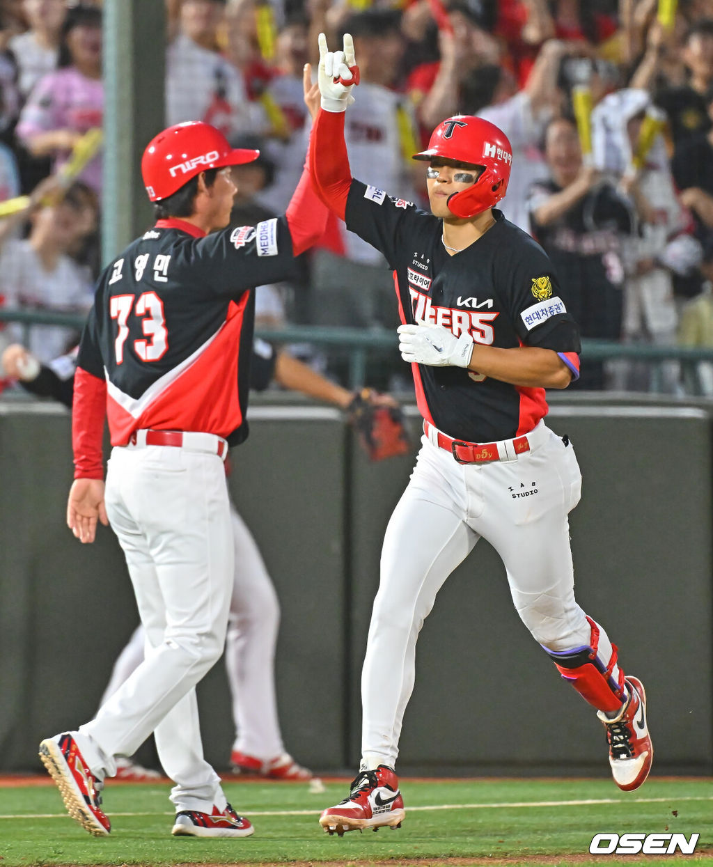 9일 부산 사직야구장에서 2026 신한 SOL KBO 리그 롯데 자이언츠와 KIA 타이거즈의 경기가 열렸다. 홈팀 롯데는 김진욱이, 방문팀 KIA는 양현종이 선발 출전했다.KIA 타이거즈 김도영이 6회초 좌월 솔로 홈런을 치고 세리머니를 하고 있다. 2026.07.09 / foto0307@osen.co.kr