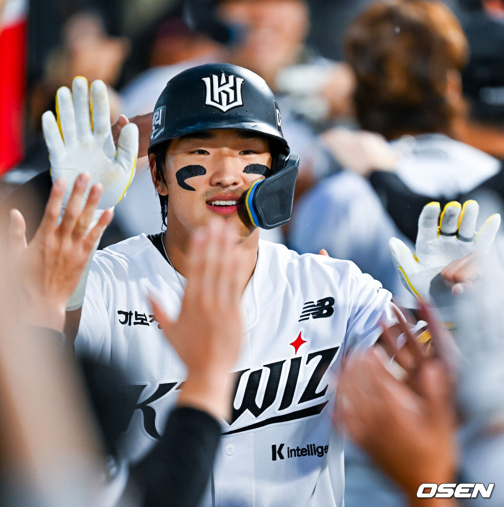 9일 수원 KT위즈파크에서 ‘2026 신한 SOL Bank KBO리그’ KT 위즈와 키움 히어로즈의 경기가 열렸다.이날 KT는 배제성, 키움은 하영민을 선발로 내세웠다.3회말 2사 주자 1루 KT 안현민이 중월 투런 홈런을 때린 후 덕아웃에서 하이파이브를 하고 있다. 2026.07.09 /rumi@osen.co.kr