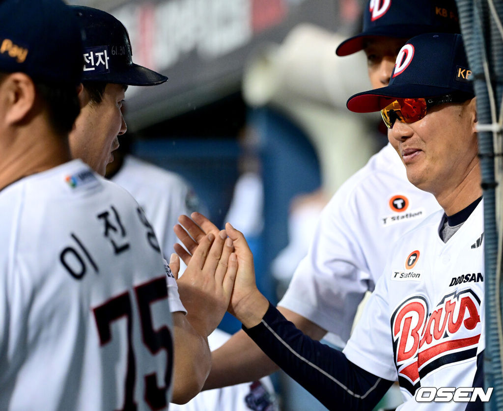 9일 서울 잠실야구장에서 ‘2026 신한 SOL Bank KBO리그’ 두산 베어스와 SSG 랜더스의 경기가 열렸다.홈팀 두산은 잭 로그, 방문팀 SSG는 토마스 해치를 선발로 내세웠다.3회말 1사 만루 상황 두산 박찬호의 달아나는 2타점 적시타 때 두산 김원형 감독이 득점을 올린 양의지와 인사를 나누며 미소짓고 있다. 2026.07.09 / dreamer@osen.co.kr