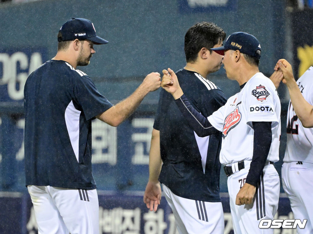 두산 김원형호가 전반기를 기분 좋게 마무리했다. 프로야구 두산 베어스는 9일 서울 잠실구장에서 열린 2026 신한 SOL KBO리그 SSG 랜더스와의 시즌 9차전에서 7-0 완승을 거뒀다. 5위 두산은 2연승과 함께 5연속 위닝시리즈에 성공했다.경기를 마치고 승리한 두산 김원형 감독이 승리투수 잭로그와 인사를 나누고 있다. 2026.07.09 / dreamer@osen.co.kr