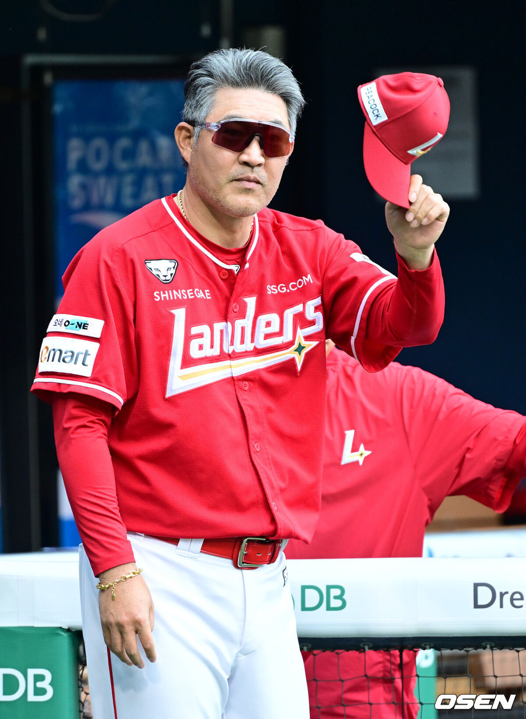 9일 서울 잠실야구장에서 ‘2026 신한 SOL Bank KBO리그’ 두산 베어스와 SSG 랜더스의 경기가 열렸다.홈팀 두산은 잭 로그, 방문팀 SSG는 토마스 해치를 선발로 내세웠다.SSG 이숭용 감독이 경기 시작을 준비하며 두산 더그아웃을 향해 인사 전하고 있다. 2026.07.09 / dreamer@osen.co.kr