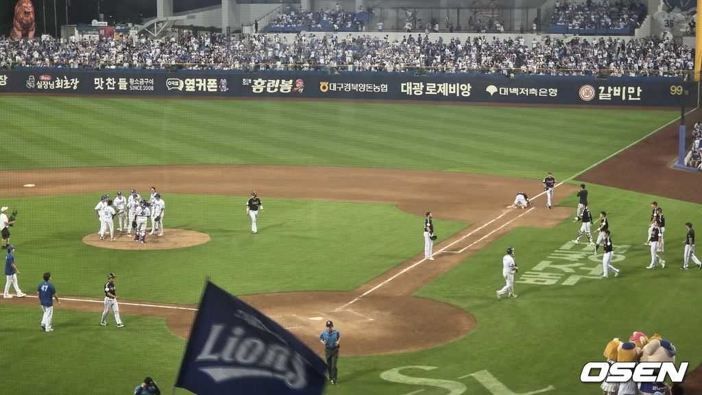LG 트윈스 천성호가 9일 대구 삼성라이온즈파크에서 열린 삼성 라이온즈와 경기에서 9회초 1사 만루에서 유격수 땅볼 병살타를 때린 후 1루 베이스에 헤드퍼스트 슬라이딩을 하고서 엎드려 있다. /orange@osen.co.kr