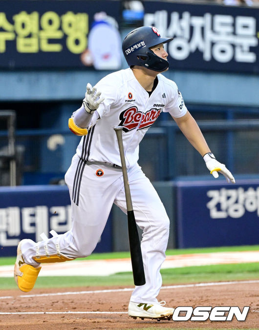[OSEN=잠실, 최규한 기자] 9일 서울 잠실야구장에서 ‘2026 신한 SOL Bank KBO리그’ 두산 베어스와 SSG 랜더스의 경기가 열렸다.홈팀 두산은 잭 로그, 방문팀 SSG는 토마스 해치를 선발로 내세웠다.2회말 무사 1루 상황 두산 안재석이 선제 우월 투런포를 날리고 타구를 바라보고 있다. 2026.07.09 / dreamer@osen.co.kr