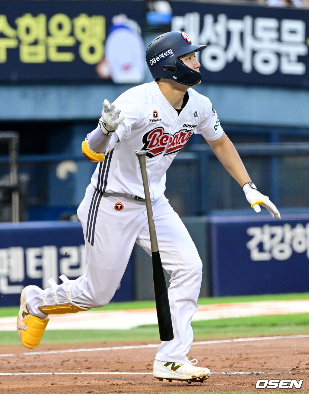 9일 서울 잠실야구장에서 ‘2026 신한 SOL Bank KBO리그’ 두산 베어스와 SSG 랜더스의 경기가 열렸다.홈팀 두산은 잭 로그, 방문팀 SSG는 토마스 해치를 선발로 내세웠다.2회말 무사 1루 상황 두산 안재석이 선제 우월 투런포를 날리고 타구를 바라보고 있다. 2026.07.09 / dreamer@osen.co.kr