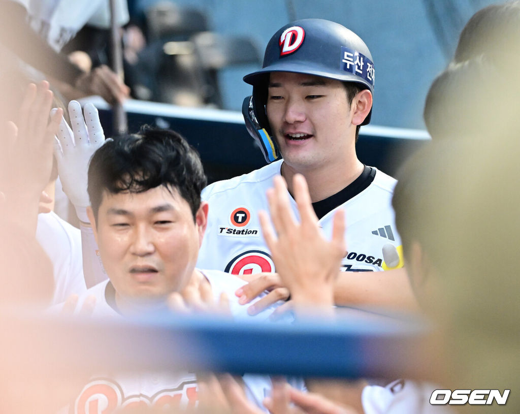 9일 서울 잠실야구장에서 ‘2026 신한 SOL Bank KBO리그’ 두산 베어스와 SSG 랜더스의 경기가 열렸다.홈팀 두산은 잭 로그, 방문팀 SSG는 토마스 해치를 선발로 내세웠다.2회말 무사 1루 상황 두산 안재석이 선제 우월 투런포를 날리고 홈을 밟은 뒤 더그아웃 동료들과 기뻐하고 있다. 2026.07.09 / dreamer@osen.co.kr