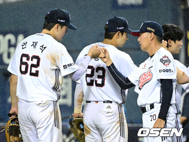 [OSEN=잠실, 최규한 기자] 두산 김원형호가 전반기를 기분 좋게&nbsp;마무리했다.&nbsp;프로야구 두산 베어스는 9일 서울 잠실구장에서 열린 2026 신한 SOL KBO리그 SSG 랜더스와의 시즌 9차전에서 7-0 완승을 거뒀다.&nbsp;5위 두산은 2연승과 함께&nbsp;5연속 위닝시리즈에 성공했다.경기를 마치고 승리한 두산 김원형 감독과 안재석이 인사를 나누고 있다. 2026.07.09 / dreamer@osen.co.kr