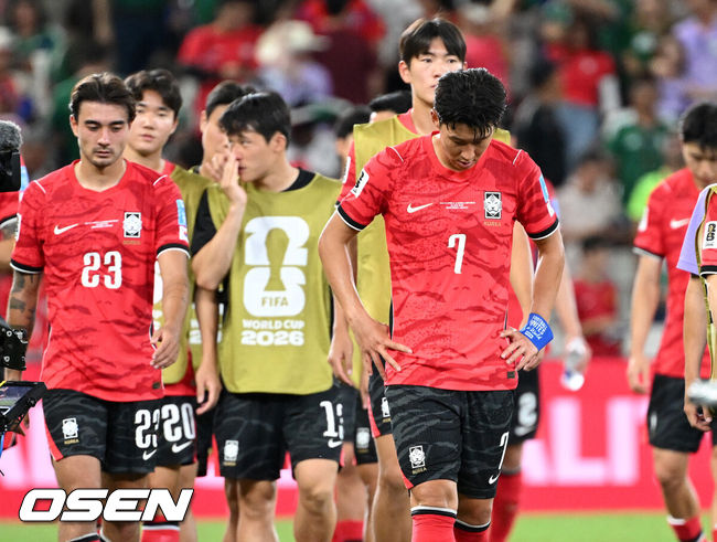 [OSEN=몬테레이(멕시코), 이대선 기자] 홍명보 감독이 이끄는 대한민국 축구대표팀은 25일(이하 한국시간) 오전 10시 멕시코 몬테레이 스타디움에서 개최된 2026 국제축구연맹(FIFA) 북중미 월드컵 조별리그 A조 최종전에서 남아프리카공화국에게 0-1 충격패를 당했다.&nbsp;1승2패가 된 한국은 A조 3위로 밀리며 32강 자력진출에 실패했다. 한국은 나머지 조들의 상황을 따져보고 32강에 진출할 가능성은 남아있다. 1승1무1패의 남아공이 2위로 32강 진출을 확정지었다.&nbsp;경기 종료 후 대한민국 손흥민이 패배에 아쉬워하고 있다. 2026.06.25 /sunday@osen.co.kr