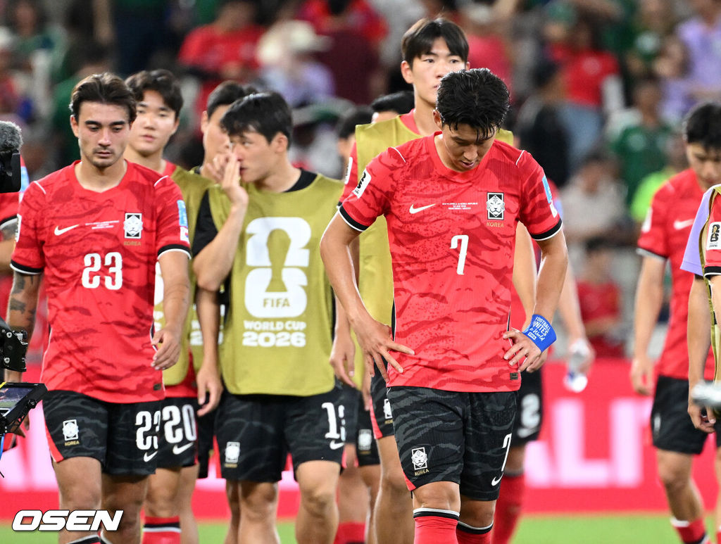 홍명보 감독이 이끄는 대한민국 축구대표팀은 25일(이하 한국시간) 오전 10시 멕시코 몬테레이 스타디움에서 개최된 2026 국제축구연맹(FIFA) 북중미 월드컵 조별리그 A조 최종전에서 남아프리카공화국에게 0-1 충격패를 당했다. 1승2패가 된 한국은 A조 3위로 밀리며 32강 자력진출에 실패했다. 한국은 나머지 조들의 상황을 따져보고 32강에 진출할 가능성은 남아있다. 1승1무1패의 남아공이 2위로 32강 진출을 확정지었다. 경기 종료 후 대한민국 손흥민이 패배에 아쉬워하고 있다. 2026.06.25 /sunday@osen.co.kr
