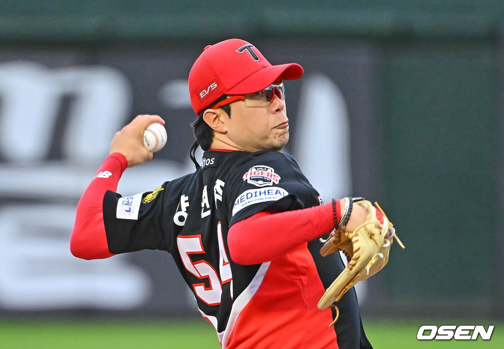 9일 부산 사직야구장에서 2026 신한 SOL KBO 리그 롯데 자이언츠와 KIA 타이거즈의 경기가 열렸다. 홈팀 롯데는 김진욱이, 방문팀 KIA는 양현종이 선발 출전했다.KIA 타이거즈 선발 투수 양현종이 역투하고 있다. 2026.07.09 / foto0307@osen.co.kr