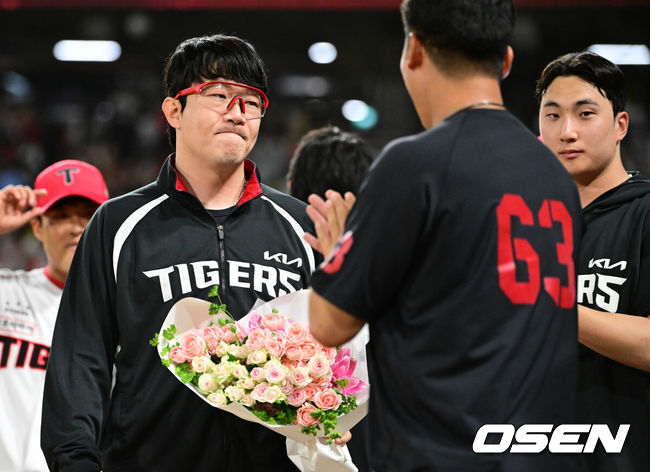 [OSEN=광주, 지형준 기자] KIA타이거즈가 선두를 상대로 위닝시리즈를 낚았다.&nbsp;18일 광주-기아 챔피언스필드에서 열린 2026 신한은행 SOL bank KBO리그 LG트윈스와의 팀간 11차전을 4-2로 역전승을 했다. 전날에 이어 이틀연속 한 점차 승리를 거두며 시리즈 우세를 가졌다. 양현종이 통산 190승을 따냈고 김호령이 2타점 2루타, 김도영은 이틀연속 결승타를 쳤다.&nbsp;경기를 마치고 개인 통산 190승을 거둔 KIA 양현종이 동료선수들의 축하를 받고 있다. 2026.06.18&nbsp;/ jpnews@osen.co.kr