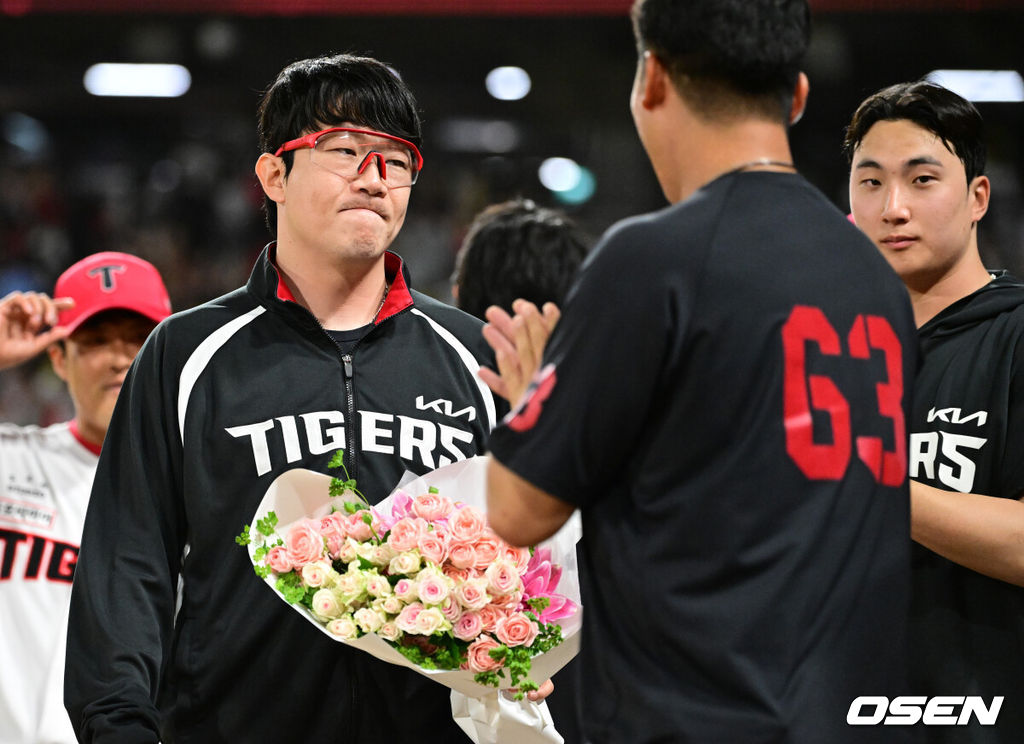 KIA타이거즈가 선두를 상대로 위닝시리즈를 낚았다. 18일 광주-기아 챔피언스필드에서 열린 2026 신한은행 SOL bank KBO리그 LG트윈스와의 팀간 11차전을 4-2로 역전승을 했다. 전날에 이어 이틀연속 한 점차 승리를 거두며 시리즈 우세를 가졌다. 양현종이 통산 190승을 따냈고 김호령이 2타점 2루타, 김도영은 이틀연속 결승타를 쳤다. 경기를 마치고 개인 통산 190승을 거둔 KIA 양현종이 동료선수들의 축하를 받고 있다. 2026.06.18 / jpnews@osen.co.kr