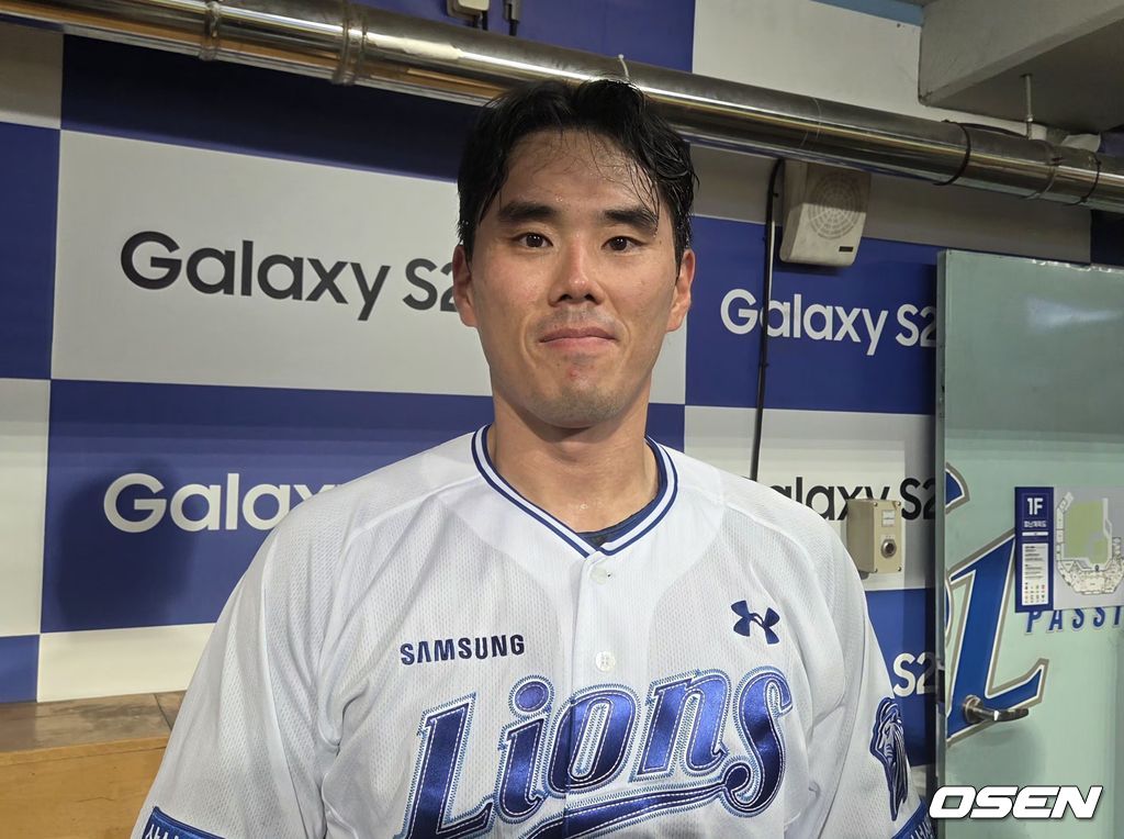 프로야구 삼성 라이온즈 마무리 투수 김재윤이 9일 대구 삼성라이온즈파크에서 열린 LG 트윈스와 전반기 1위 결정전에서 세이브를 기록했다. 삼성은 11년 만에 전반기 1위를 차지했다. 경기 후 취재진과 인터뷰를 하고 있다. /orange@osen.co.kr