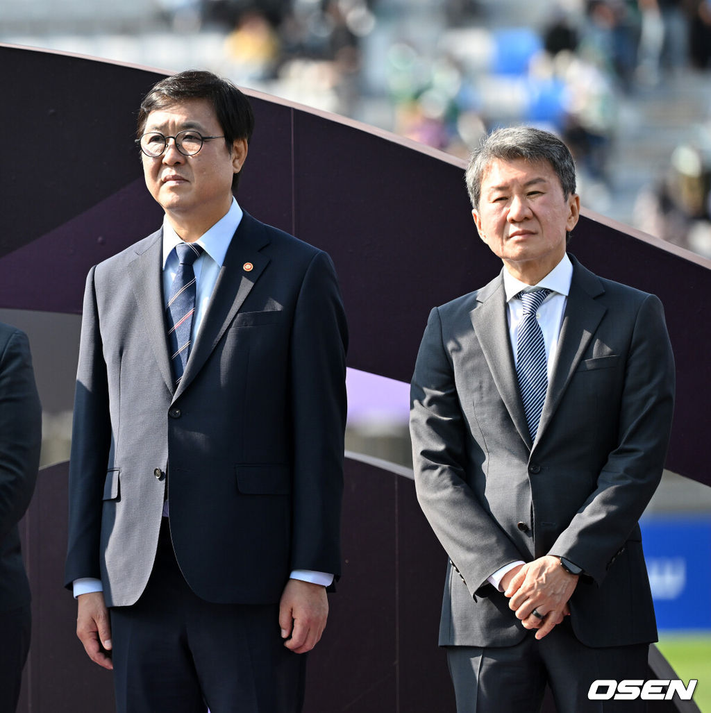 우승컵도, 100만 달러(약 15억 원) 우승 상금도 북한 내고향여자축구단 차지가 됐다. 논란 속 한국에서 열린 결승전에서 내고향은 일본 도쿄 베르디 벨레자를 꺾고 아시아 정상에 올랐다. 경기장 분위기 역시 마지막까지 씁쓸함을 남겼다.내고향은 23일 오후 수원종합운동장에서 열린 2025-2026 아시아축구연맹(AFC) 여자 챔피언스리그(AWCL) 결승전에서 도쿄 베르디를 1-0으로 꺾고 우승을 차지했다. 이날 공식 관중은 2670명이었다.경기 종료 후 최휘영 문화체육관광부 장관, 정몽규 대한축구협회 회장이 시상식에 참석하고 있다. 2026.05.23 /sunday@osen.co.kr