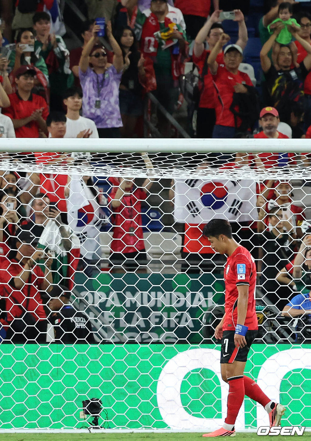 홍명보 감독이 이끄는 대한민국 축구대표팀은 25일(이하 한국시간) 오전 10시 멕시코 몬테레이 스타디움에서 개최된 2026 국제축구연맹(FIFA) 북중미 월드컵 조별리그 A조 최종전에서 남아프리카공화국에게 0-1 충격패를 당했다. 1승2패가 된 한국은 A조 3위로 밀리며 32강 자력진출에 실패했다. 한국은 나머지 조들의 상황을 따져보고 32강에 진출할 가능성은 남아있다.경기 종료 후 대한민국 손흥민이 관중석을 향해 인사를 하고 있다. 2026.06.25 /sunday@osen.co.kr