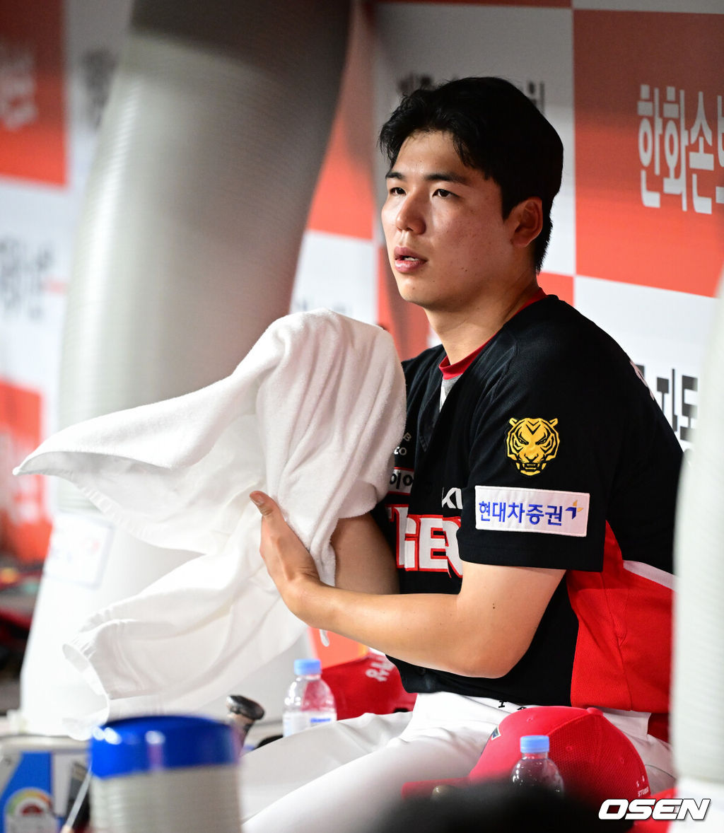 9일 오후 대전한화생명볼파크에서 2026 신한 SOL KBO리그 한화 이글스와 KIA 타이거즈의 경기가 열렸다.이날 한화는 왕옌청을 KIA는 황동하를 선발로 내세웠다.5회 이닝을 마친 KIA 황동하가 땀을 닦고 있다. 2026.06.09 /cej@osen.co.kr