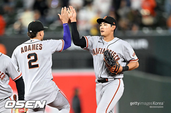 [사진] 샌프란시스코 이정후(오른쪽)가 승리 후 윌리 아다메스와 기뻐하고 있다. ⓒGettyimages(무단전재 및 재배포 금지)