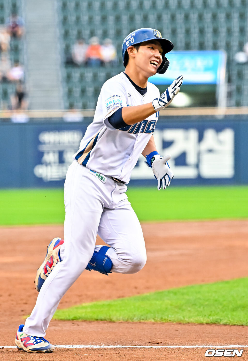10일 서울 잠실야구장에서 ‘2026 신한 SOL KBO 올스타 프라이데이’가 열렸다.올스타 프라이데이인 오늘(10일)은 '넥스트레벨 매치'가 가장 먼저 열렸다. 지난해 넥스트 레벨 트레이닝 캠프를 수료한 고교 2학년 유망주들이 참가해 2028 KBO 신인드래프트를 앞둔 차세대 스타들의 기량을 선보였다. 이어 북부리그와 남부리그가 맞붙는 퓨처스 올스타전이 펼쳐진다. 경기 종료 후에는 팬 투표로 선정된 거포 8명이 출전하는 홈런 더비가 펼쳐진다.4회말 무사 2루 남부 신재인이 좌월 투런 홈런을 때린 후 그라운드를 돌고 있다. 2026.07.10 / rumi@osen.co.kr