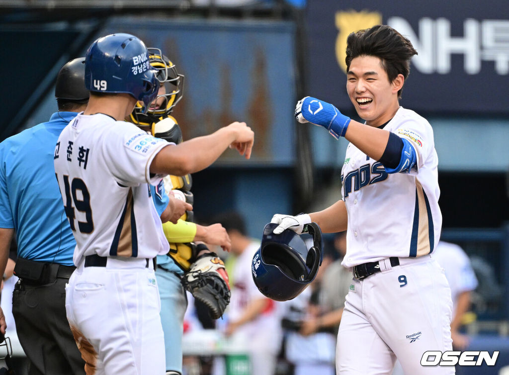 10일 서울 잠실야구장에서 ‘2026 신한 SOL KBO 올스타 프라이데이’가 열렸다.올스타 프라이데이인 오늘(10일)은 '넥스트레벨 매치'가 가장 먼저 열렸다. 지난해 넥스트 레벨 트레이닝 캠프를 수료한 고교 2학년 유망주들이 참가해 2028 KBO 신인드래프트를 앞둔 차세대 스타들의 기량을 선보였다. 이어 북부리그와 남부리그가 맞붙는 퓨처스 올스타전이 펼쳐진다. 경기 종료 후에는 팬 투표로 선정된 거포 8명이 출전하는 홈런 더비가 펼쳐진다.4회말 무사 1루 상황 NC 신재인이 달아나는 좌월 투런포를 날리고 홈을 밟으며 고준휘와 기뻐하고 있다. 2026.07.10 / dreamer@osen.co.kr