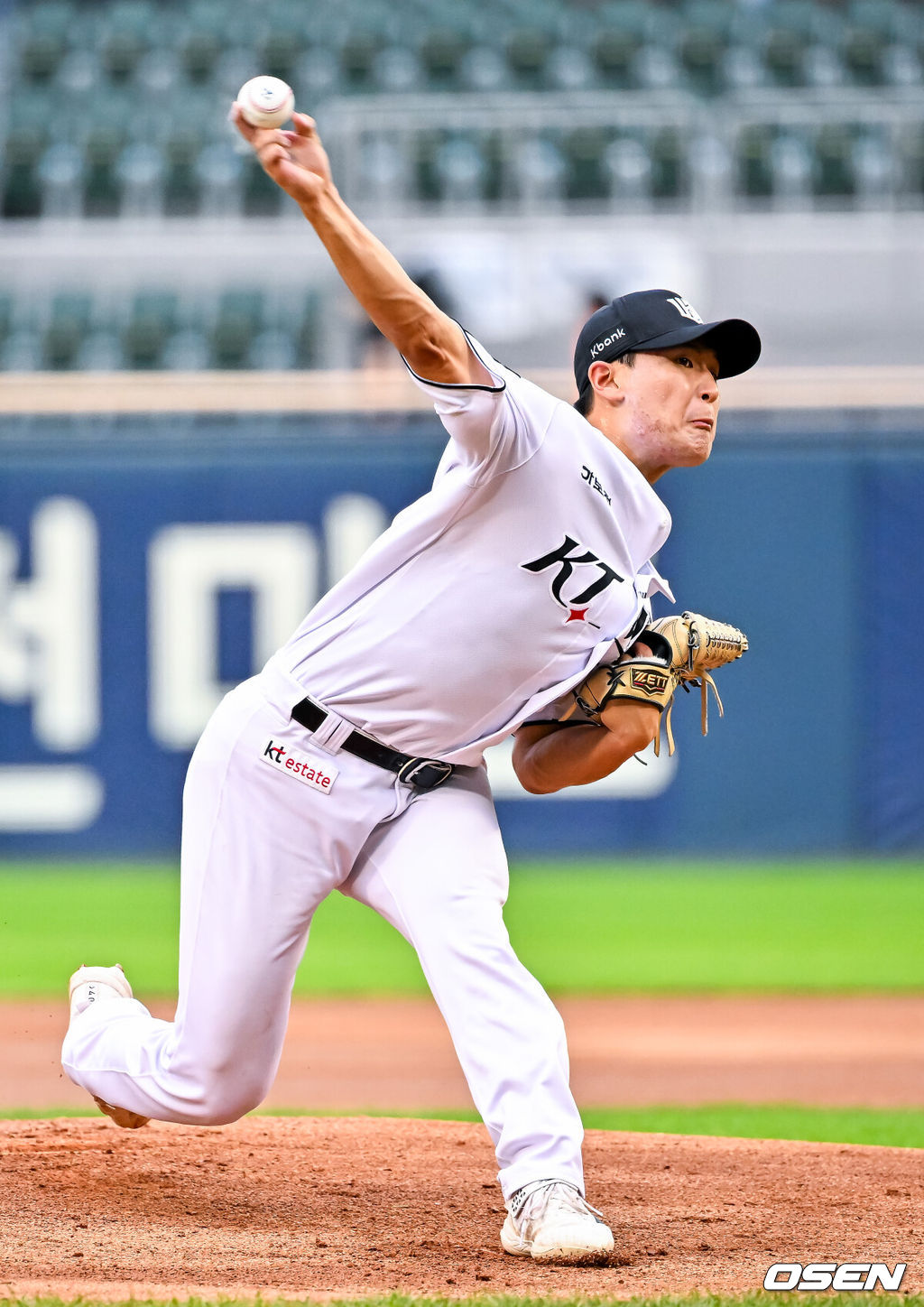 10일 서울 잠실야구장에서 ‘2026 신한 SOL KBO 올스타 프라이데이’가 열렸다.올스타 프라이데이인 오늘(10일)은 '넥스트레벨 매치'가 가장 먼저 열렸다. 지난해 넥스트 레벨 트레이닝 캠프를 수료한 고교 2학년 유망주들이 참가해 2028 KBO 신인드래프트를 앞둔 차세대 스타들의 기량을 선보였다. 이어 북부리그와 남부리그가 맞붙는 퓨처스 올스타전이 펼쳐진다. 경기 종료 후에는 팬 투표로 선정된 거포 8명이 출전하는 홈런 더비가 펼쳐진다.퓨처스 올스타전 선발로 나선 KT 박지훈이 도포를 입고 마운드에 오른 후 활을 쏜 후 도포를 벗고 힘차게 공을 뿌리고 있다. 2026.07.10 / rumi@osen.co.kr