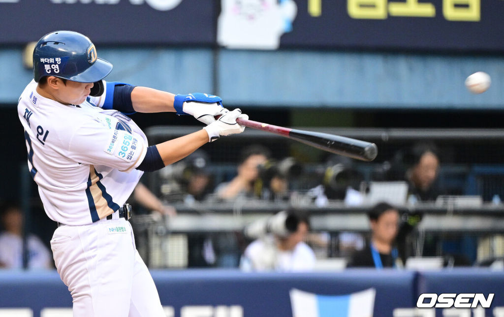 10일 서울 잠실야구장에서 ‘2026 신한 SOL KBO 올스타 프라이데이’가 열렸다.올스타 프라이데이인 오늘(10일)은 '넥스트레벨 매치'가 가장 먼저 열렸다. 지난해 넥스트 레벨 트레이닝 캠프를 수료한 고교 2학년 유망주들이 참가해 2028 KBO 신인드래프트를 앞둔 차세대 스타들의 기량을 선보였다. 이어 북부리그와 남부리그가 맞붙는 퓨처스 올스타전이 펼쳐진다. 경기 종료 후에는 팬 투표로 선정된 거포 8명이 출전하는 홈런 더비가 펼쳐진다.4회말 무사 1루 상황 NC 신재인이 달아나는 좌월 투런포를 날리고 있다. 2026.07.10 / dreamer@osen.co.kr