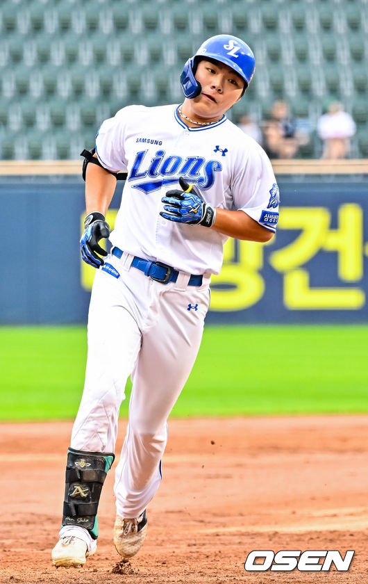 10일 서울 잠실야구장에서 ‘2026 신한 SOL KBO 올스타 프라이데이’가 열렸다. 올스타 프라이데이인 오늘(10일)은 '넥스트레벨 매치'가 가장 먼저 열렸다. 지난해 넥스트 레벨 트레이닝 캠프를 수료한 고교 2학년 유망주들이 참가해 2028 KBO 신인드래프트를 앞둔 차세대 스타들의 기량을 선보였다. 이어 북부리그와 남부리그가 맞붙는 퓨처스 올스타전이 펼쳐진다. 경기 종료 후에는 팬 투표로 선정된 거포 8명이 출전하는 홈런 더비가 펼쳐진다. 2회말 1사 주자없는 상황 삼성 함수호가 선제 우월 솔로포를 때린 후 그라운드를 돌고 있다. 2026.07.10 / rumi@osen.co.kr