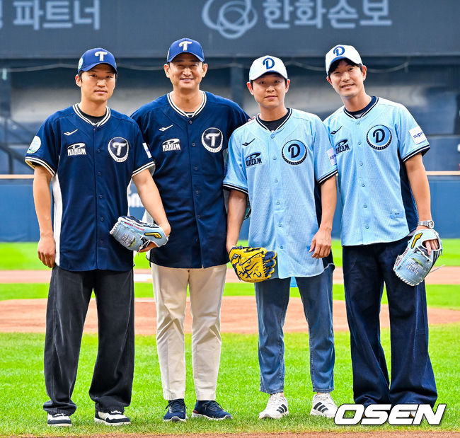 10일 서울 잠실야구장에서 ‘2026 신한 SOL KBO 올스타 프라이데이’가 열렸다. 올스타 프라이데이인 오늘(10일)은 '넥스트레벨 매치'가 가장 먼저 열렸다. 지난해 넥스트 레벨 트레이닝 캠프를 수료한 고교 2학년 유망주들이 참가해 2028 KBO 신인드래프트를 앞둔 차세대 스타들의 기량을 선보였다. 이어 북부리그와 남부리그가 맞붙는 퓨처스 올스타전이 펼쳐진다. 경기 종료 후에는 팬 투표로 선정된 거포 8명이 출전하는 홈런 더비가 펼쳐진다. 시구, 시포를 마친 박해민, 박용택, 정수빈, 김재호가 기념 촬영을 하고 있다. 2026.07.10 / rumi@osen.co.kr
